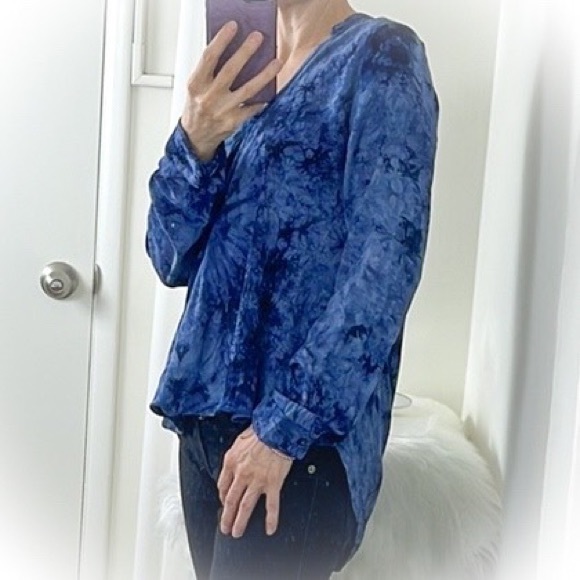 💕Beautiful Blue Tie Die High Low Faux Wrap Blouse💕 - Picture 14 of 16